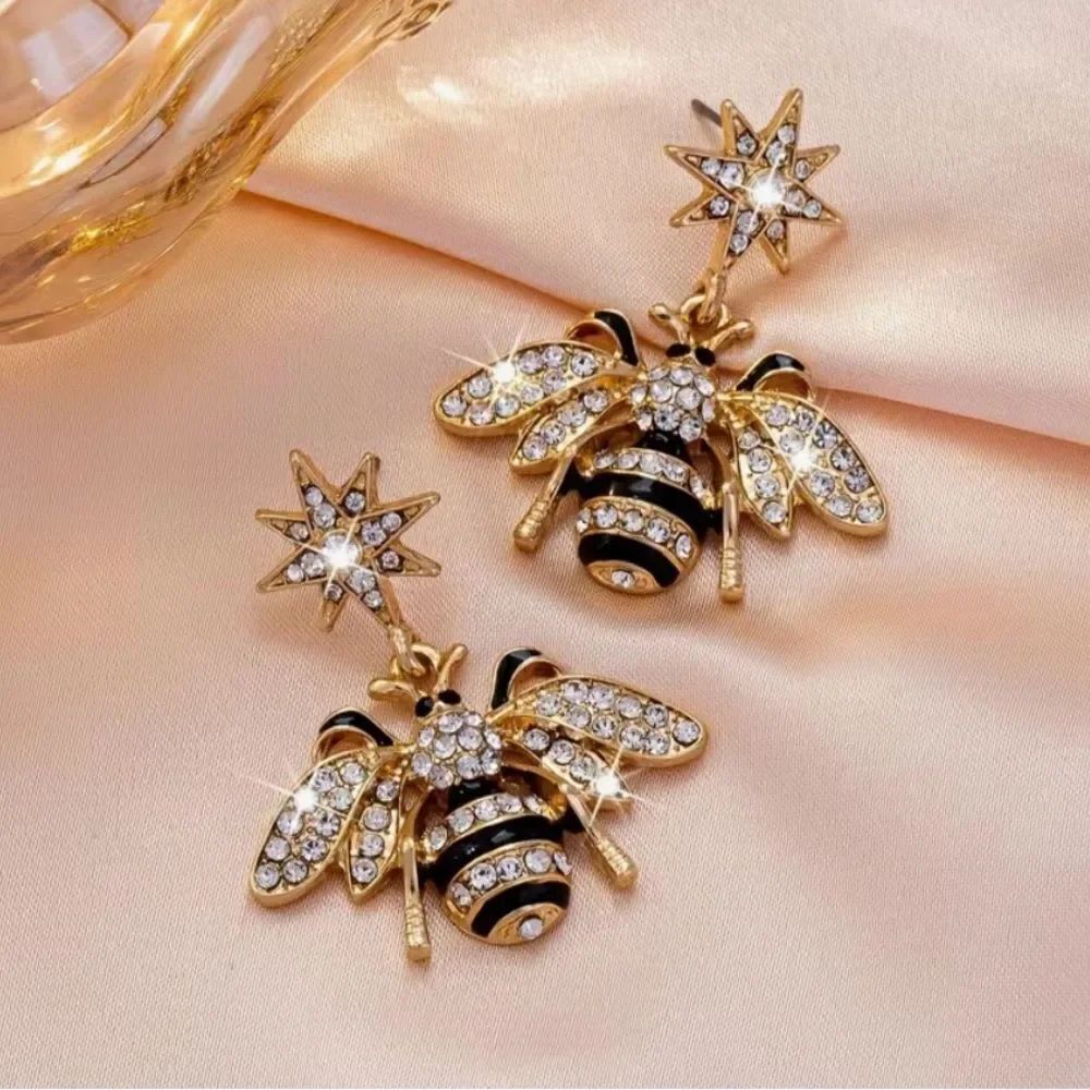 🐝 NEW Sparkling Gold and Black Dangle Bee Earrings 🐝